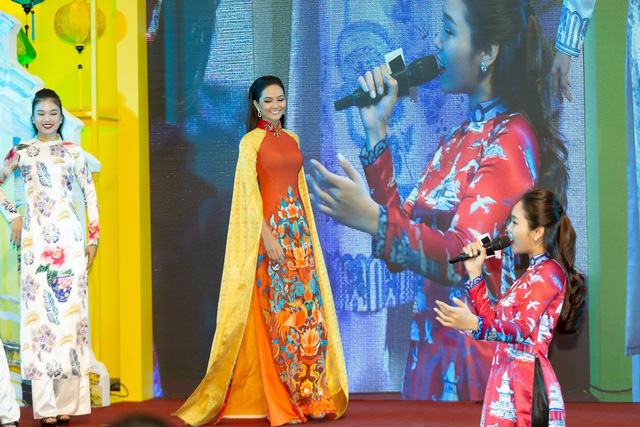 Hoa hậu HHen Niê diện áo dài rạng rỡ tại Thái Lan - Ảnh 3.