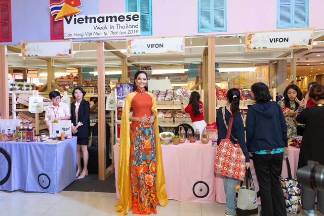 Hoa hậu HHen Niê diện áo dài rạng rỡ tại Thái Lan - Ảnh 5.