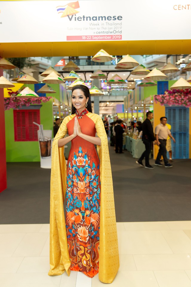 Hoa hậu HHen Niê diện áo dài rạng rỡ tại Thái Lan - Ảnh 4.