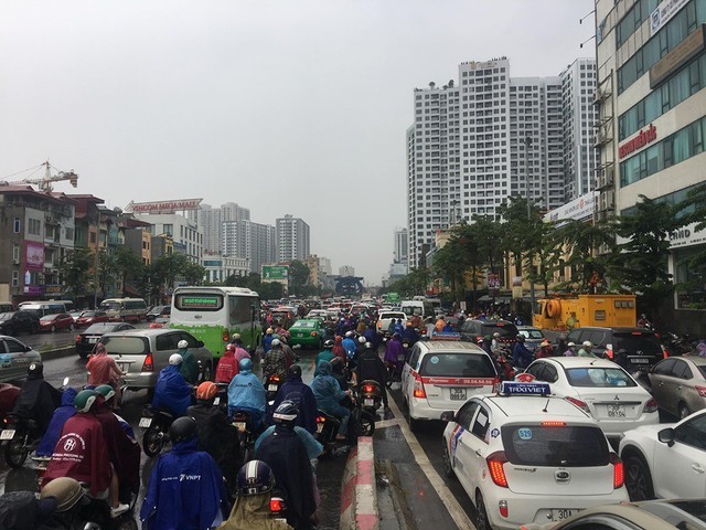 Mưa lớn đúng giờ đi làm, nhiều tuyến đường Hà Nội ngập sâu, ách tắc - Ảnh 2.