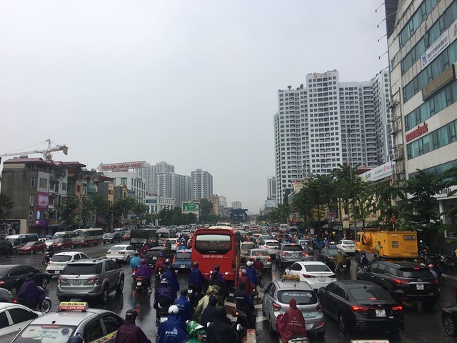 Mưa lớn đúng giờ đi làm, nhiều tuyến đường Hà Nội ngập sâu, ách tắc - Ảnh 1.