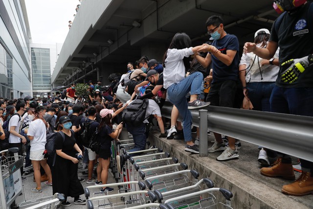 Sân bay Hong Kong, Trung Quốc tê liệt vì hoạt động biểu tình - Ảnh 5.