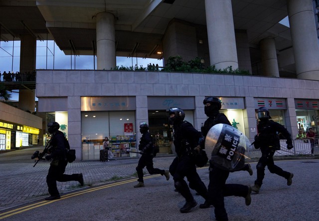 Sân bay Hong Kong, Trung Quốc tê liệt vì hoạt động biểu tình - Ảnh 1.