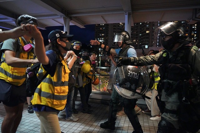 Sân bay Hong Kong, Trung Quốc tê liệt vì hoạt động biểu tình - Ảnh 2.