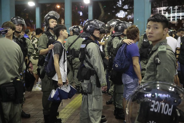 Sân bay Hong Kong, Trung Quốc tê liệt vì hoạt động biểu tình - Ảnh 7.