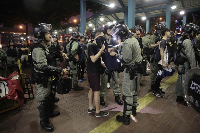 Sân bay Hong Kong, Trung Quốc tê liệt vì hoạt động biểu tình - Ảnh 9.