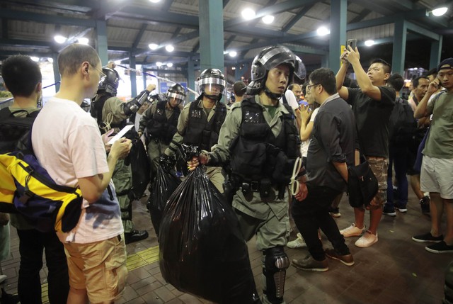 Sân bay Hong Kong, Trung Quốc tê liệt vì hoạt động biểu tình - Ảnh 3.