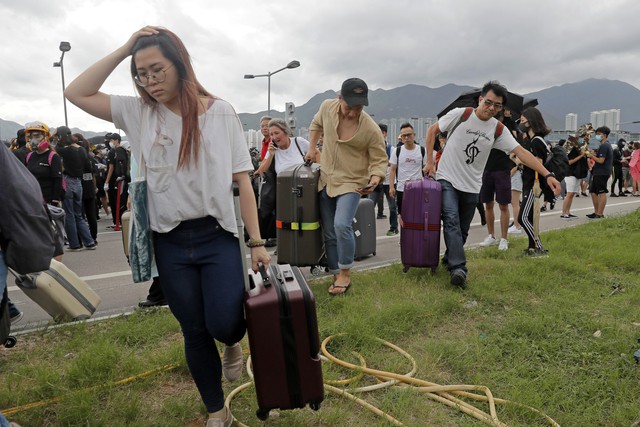 Sân bay Hong Kong, Trung Quốc tê liệt vì hoạt động biểu tình - Ảnh 14.