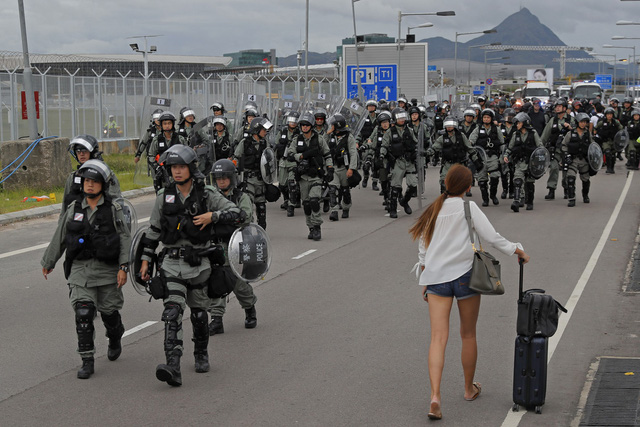Sân bay Hong Kong, Trung Quốc tê liệt vì hoạt động biểu tình - Ảnh 15.