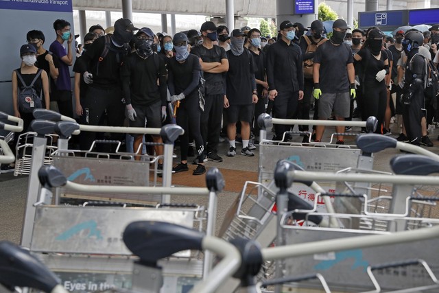 Sân bay Hong Kong, Trung Quốc tê liệt vì hoạt động biểu tình - Ảnh 16.