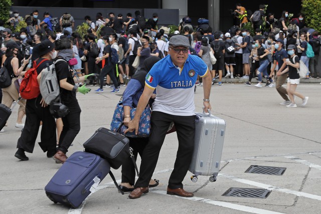 Sân bay Hong Kong, Trung Quốc tê liệt vì hoạt động biểu tình - Ảnh 17.