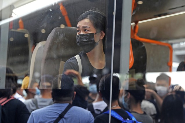 Sân bay Hong Kong, Trung Quốc tê liệt vì hoạt động biểu tình - Ảnh 4.