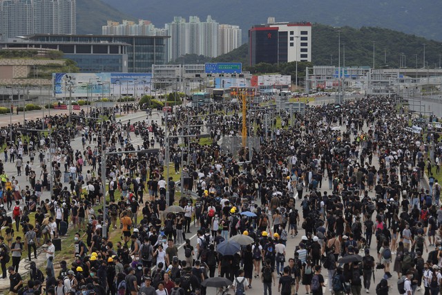 Sân bay Hong Kong, Trung Quốc tê liệt vì hoạt động biểu tình - Ảnh 18.
