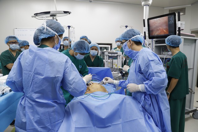 Bệnh viện đầu tiên tại Việt Nam đưa robot hiện đại nhất thế giới vào phẫu thuật nội soi điều trị ung thư - Ảnh 1.