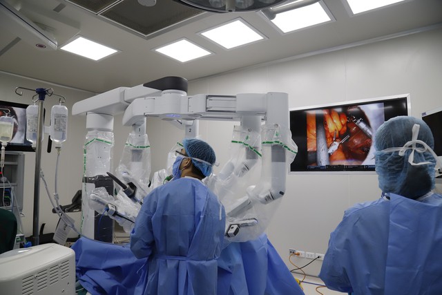 Bệnh viện đầu tiên tại Việt Nam đưa robot hiện đại nhất thế giới vào phẫu thuật nội soi điều trị ung thư - Ảnh 2.