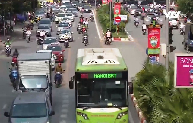 Đầu tư khủng nhưng không hiệu quả, nên giữ hay bỏ bus nhanh BRT? - Ảnh 1.
