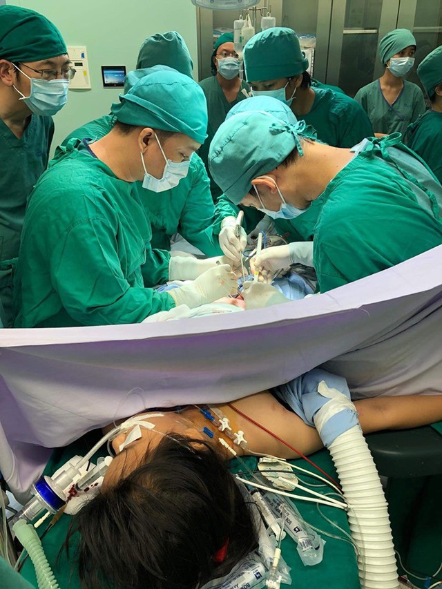 20 y bác sĩ hợp sức giành giật sự sống cho bé gái bị xe container tông  - Ảnh 1.