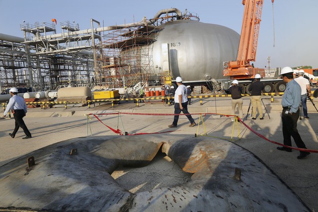 Saudi Arabia cho phép báo giới thị sát các cơ sở lọc dầu bị tấn công - Ảnh 1.
