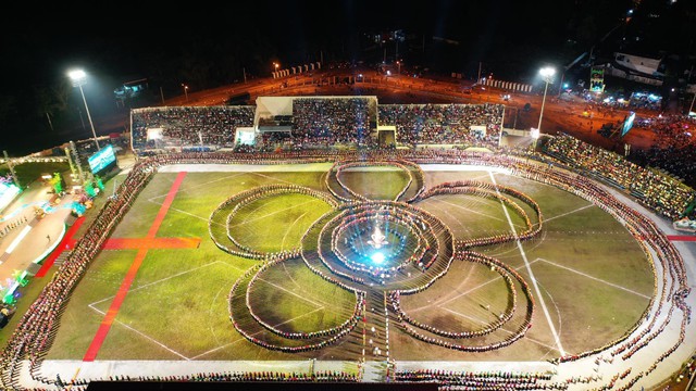 VIDEO: 5.000 người tham gia màn múa xòe lớn nhất thế giới tại Yên Bái - Ảnh 2.