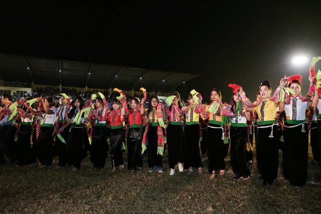 VIDEO: 5.000 người tham gia màn múa xòe lớn nhất thế giới tại Yên Bái - Ảnh 7.