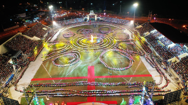 VIDEO: 5.000 người tham gia màn múa xòe lớn nhất thế giới tại Yên Bái - Ảnh 9.