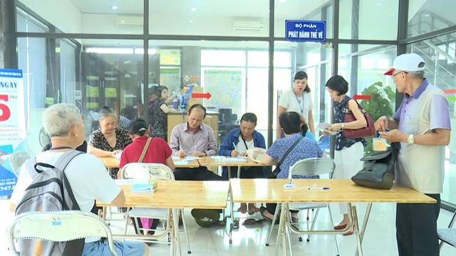 Hà Nội: Người cao tuổi sẽ nhận thẻ miễn phí xe bus sau 5 ngày đăng ký - Ảnh 1.