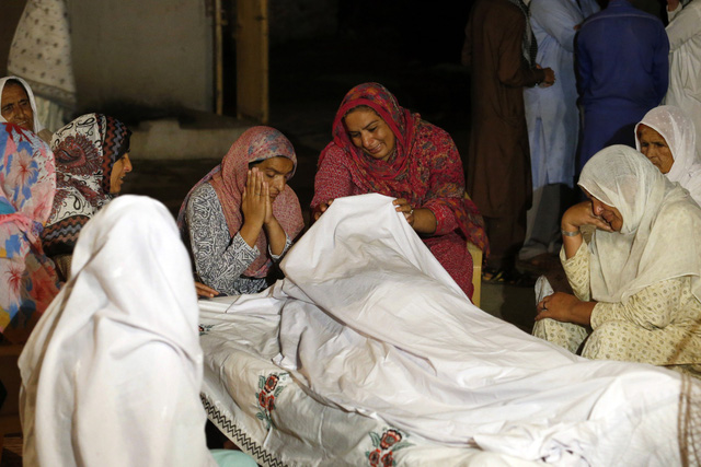 Động đất mạnh tại Pakistan, hàng trăm người thương vong - Ảnh 5.