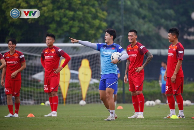 ẢNH: ĐT Việt Nam tập luyện tích cực chuẩn bị cho trận đấu vòng loại World Cup 2022 - Ảnh 1.