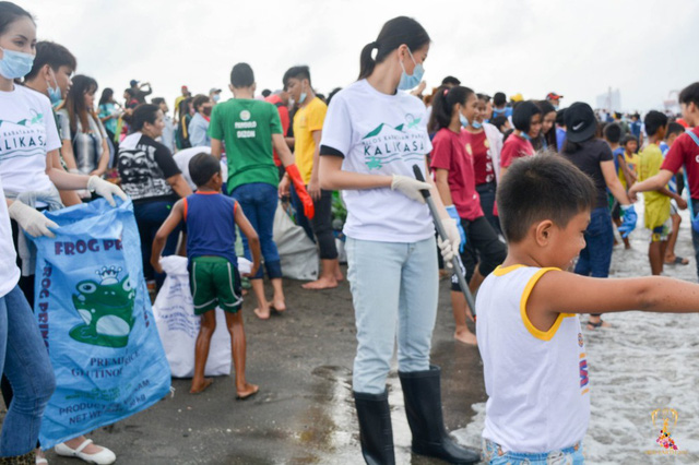Hoa hậu Trái đất Phương Khánh cùng hàng ngàn người dân Philippines xuống biển dọn rác - Ảnh 4.