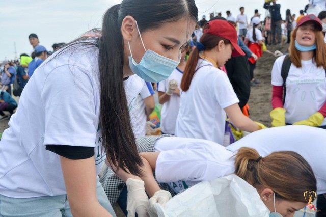 Hoa hậu Trái đất Phương Khánh cùng hàng ngàn người dân Philippines xuống biển dọn rác - Ảnh 1.