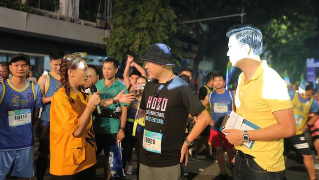 Bảo Thanh, Tuấn Tú rủ nhau chạy marathon từ tờ mờ sáng - Ảnh 2.