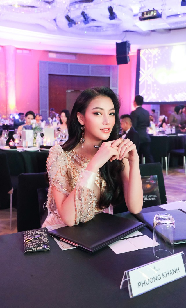 Hoa hậu Trái đất Phương Khánh đẹp hết nấc đọ sắc cùng Hoa hậu Hàn Quốc - Ảnh 1.