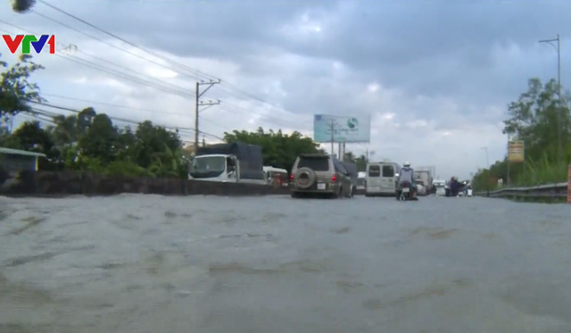 Triều cường gây ngập hàng km trên Quốc lộ 1A qua Vĩnh Long - Ảnh 1.