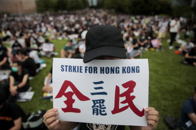Cảnh sát Hong Kong bắt giữ 159 người dính líu đến vụ biểu tình quy mô lớn - Ảnh 1.