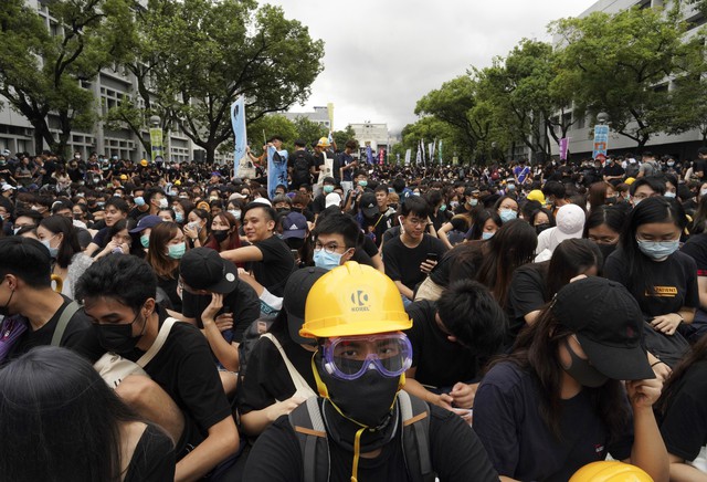 Cảnh sát Hong Kong bắt giữ 159 người dính líu đến vụ biểu tình quy mô lớn - Ảnh 3.