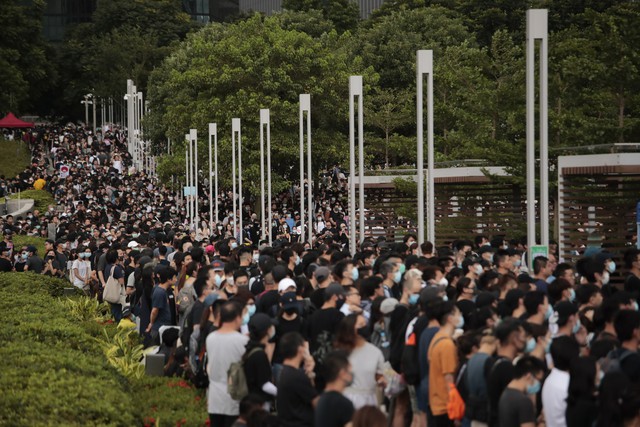 Cảnh sát Hong Kong bắt giữ 159 người dính líu đến vụ biểu tình quy mô lớn - Ảnh 5.
