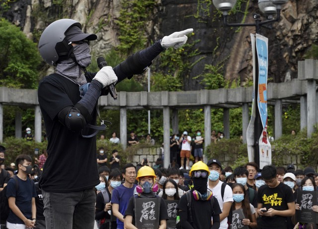Cảnh sát Hong Kong bắt giữ 159 người dính líu đến vụ biểu tình quy mô lớn - Ảnh 6.