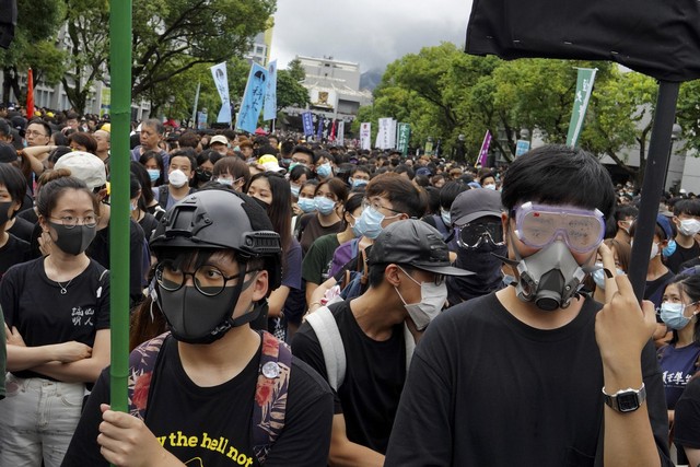 Cảnh sát Hong Kong bắt giữ 159 người dính líu đến vụ biểu tình quy mô lớn - Ảnh 7.