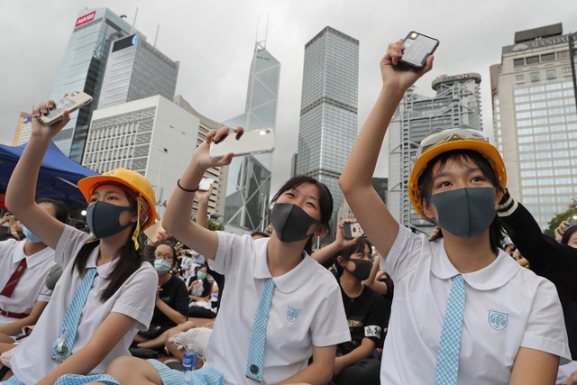 Cảnh sát Hong Kong bắt giữ 159 người dính líu đến vụ biểu tình quy mô lớn - Ảnh 8.
