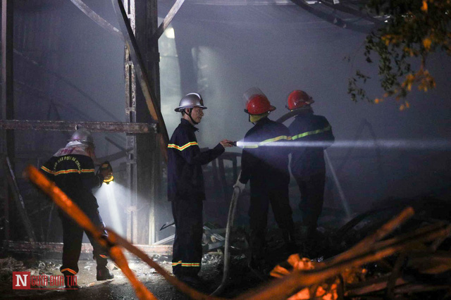 Hà Nội: Đã khống chế được đám cháy tại Khu công nghiệp Ngọc Hồi - Ảnh 8.