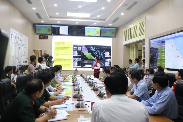 4 chỉ đạo của Bộ trưởng Nguyễn Xuân Cường ứng phó tổ hợp 2 áp thấp nhiệt đới - Ảnh 1.