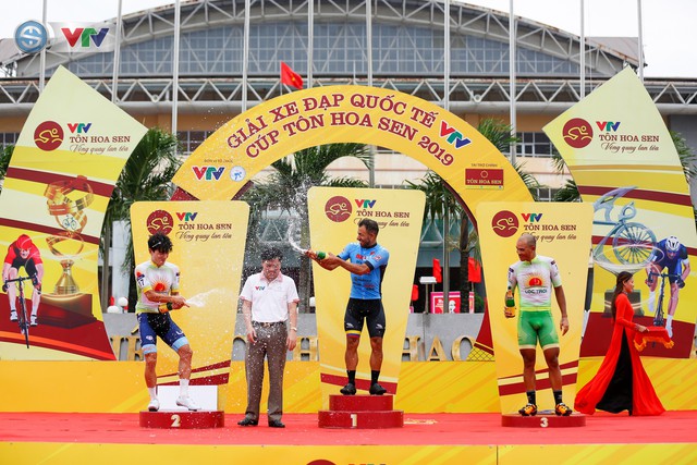 ẢNH: Những khoảnh khắc ấn tượng chặng 3 Giải xe đạp quốc tế VTV Cúp Tôn Hoa Sen 2019 - Ảnh 16.