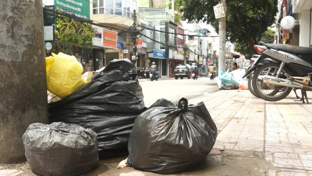 Mất mỹ quan đô thị từ việc bỏ và thu gom rác - Ảnh 2.