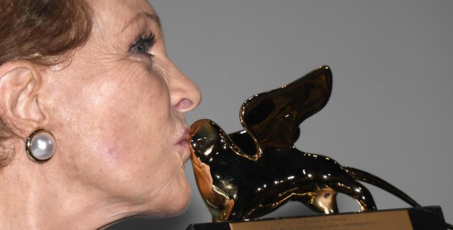 LHP Venice 2019: Nữ diễn viên 83 tuổi nhận giải Sư tử Vàng thành tựu trọn đời - Ảnh 4.