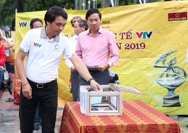 Đoàn đua xe đạp quốc tế VTV Cúp Tôn Hoa Sen 2019 quyên góp ủng hộ nhân dân Hà Tĩnh - Ảnh 2.
