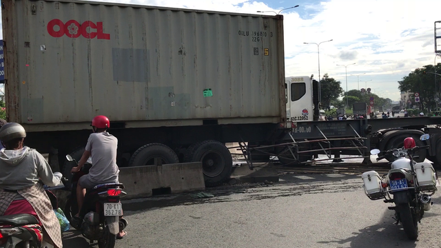 Kinh hoàng xe container gây tai nạn trên cầu vượt Sóng Thần - Ảnh 2.