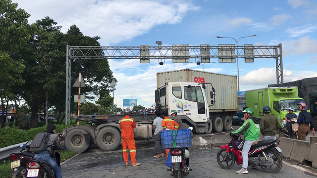 Kinh hoàng xe container gây tai nạn trên cầu vượt Sóng Thần - Ảnh 4.