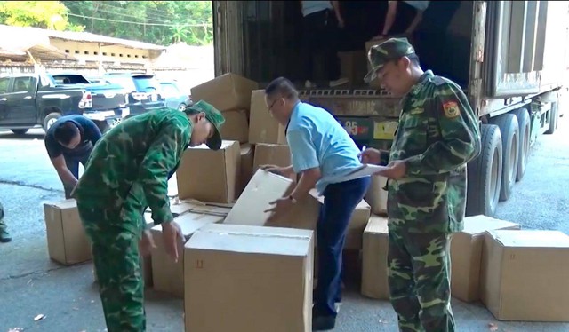 Lạng Sơn:  Bắt xe container vận chuyển gần 13 tấn pháo nổ ngụy trang củ hành tây - Ảnh 2.