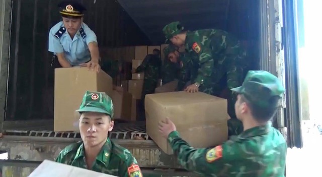 Lạng Sơn:  Bắt xe container vận chuyển gần 13 tấn pháo nổ ngụy trang củ hành tây - Ảnh 1.