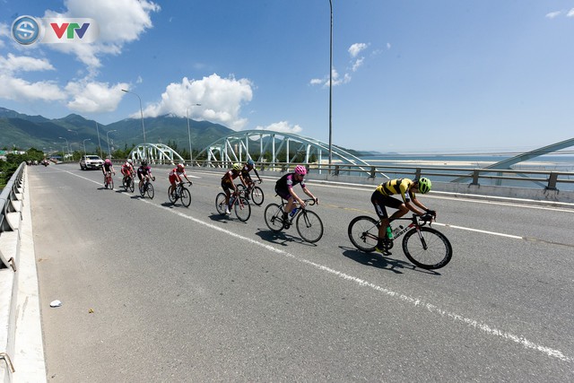 ẢNH: Những khoảnh khắc ấn tượng chặng 7 Giải xe đạp quốc tế VTV Cúp Tôn Hoa Sen 2019 - Ảnh 5.